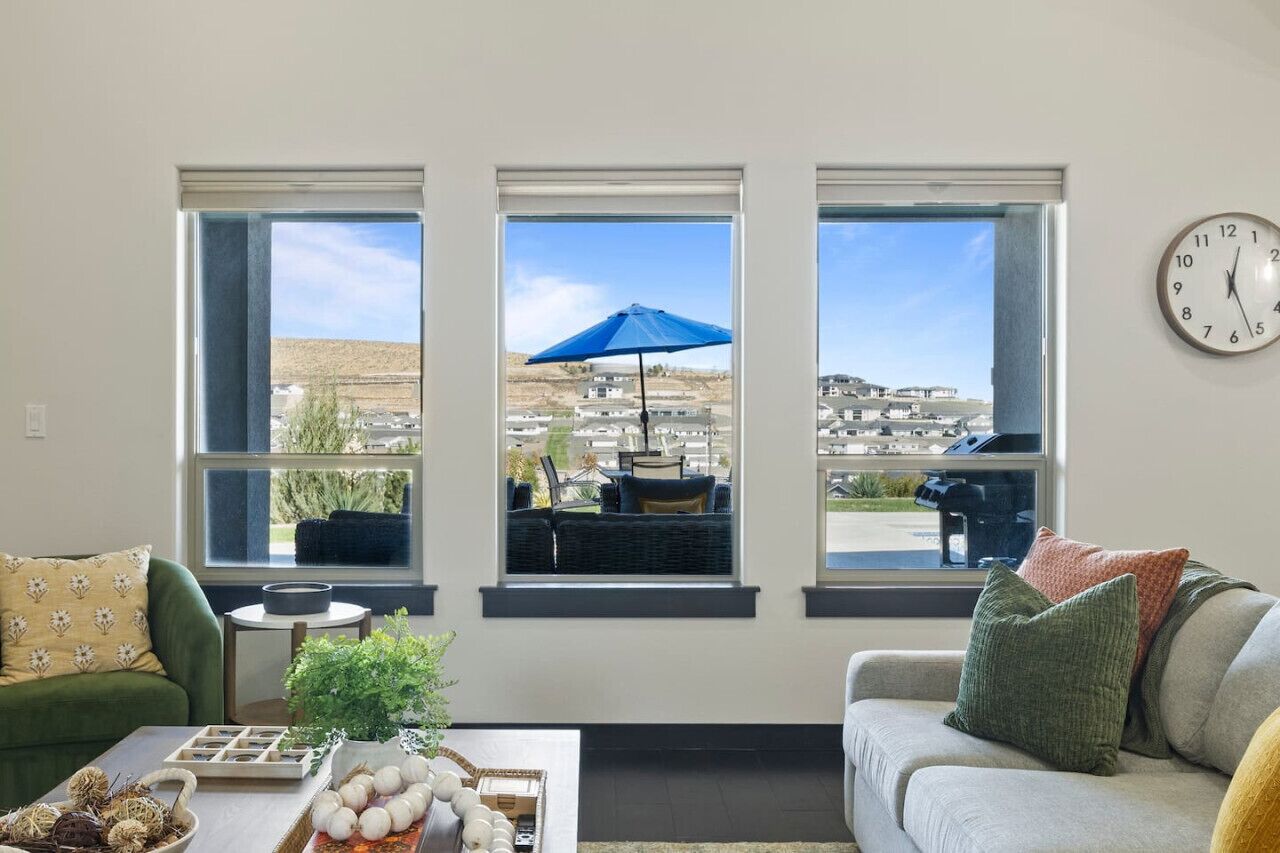 Smart TV, chimenea y libros 