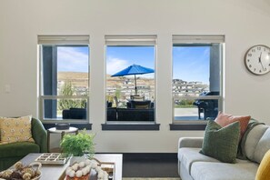 Smart-TV, Kamin, Bücher