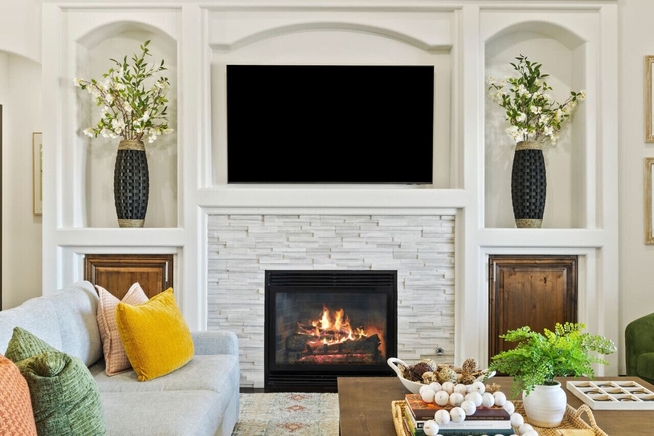 Smart TV, chimenea y libros 