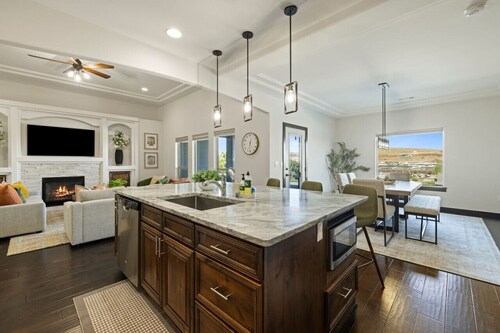 Hilltop Haven w/ Pool & Hottub!