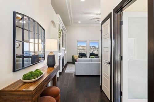 Hilltop Haven w/ Pool & Hottub!