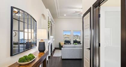 Hilltop Haven w/ Pool & Hottub!