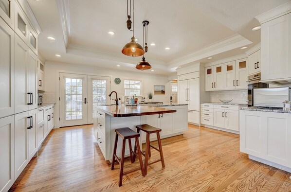 冷蔵庫、電子レンジ、オーブン、コンロ