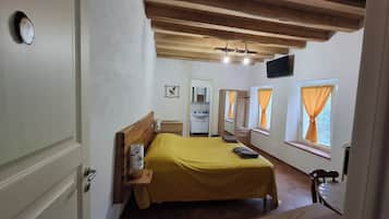 Camera del falco | 1 bedroom, down comforters, pillowtop beds, free minibar