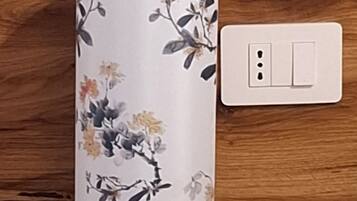 Una lámpara con un estampado floral sobre una superficie de madera.