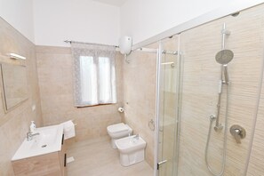 Regadera, secadora de cabello, bidet, toallas 
