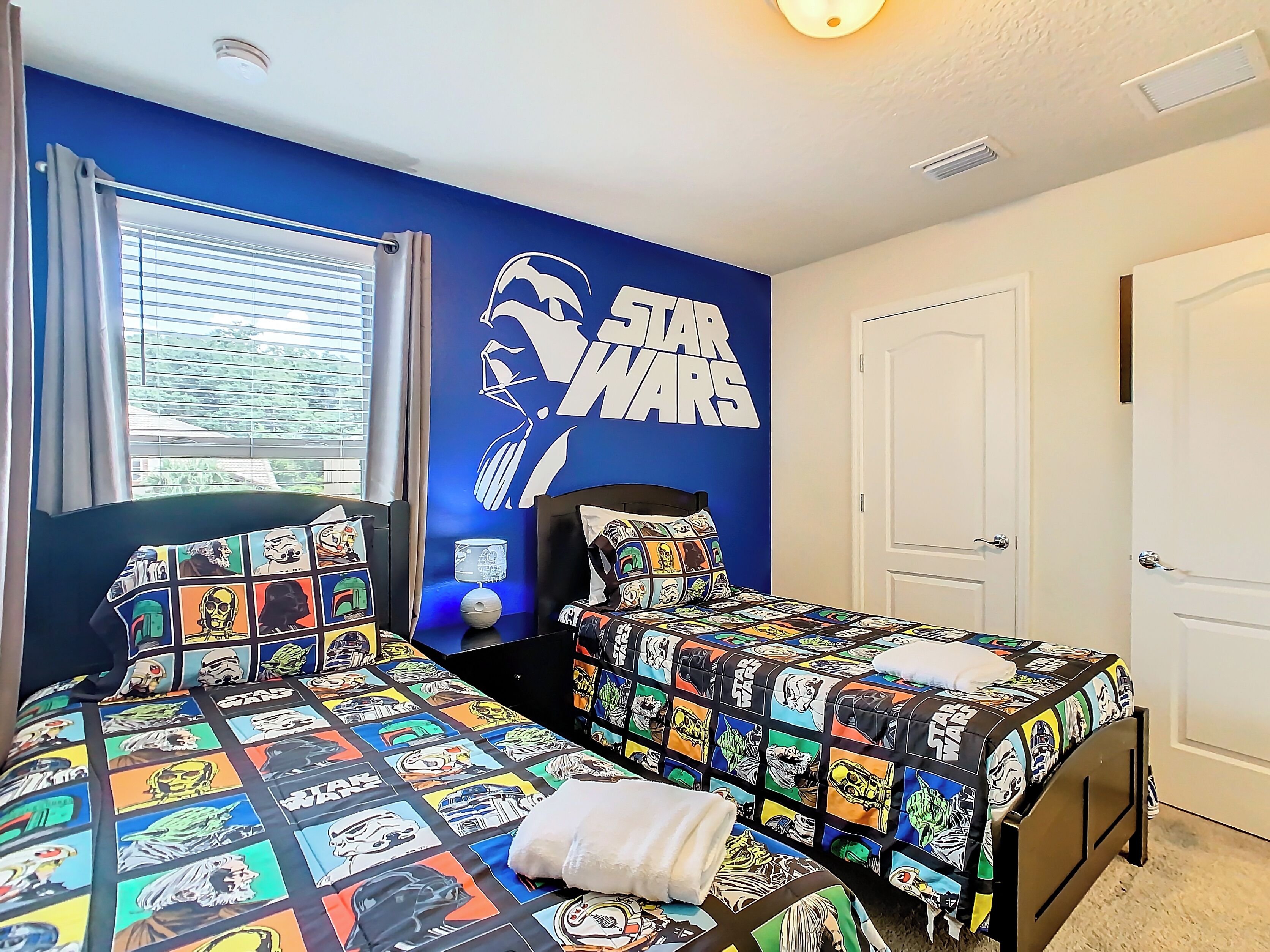 5 habitaciones, tabla de planchar con plancha y cuna de viaje 