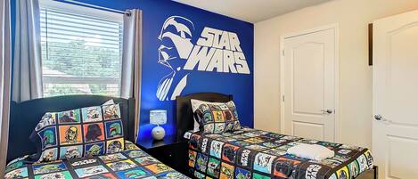 5 chambres, fer et planche à repasser, lit de bébé portatif