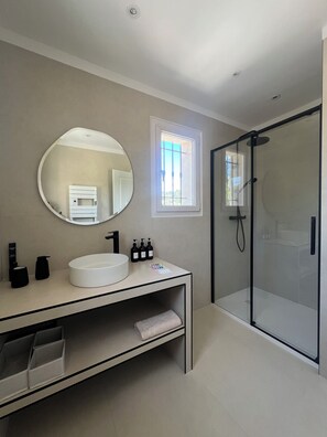 Shower, hair dryer, towels, soap - VILLA COTE D'AZUR - VIEW SAINT-PAUL-DE-VENCE (La Colle-sur-Loup)