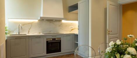 Frigorifero, microonde, forno, piano cottura