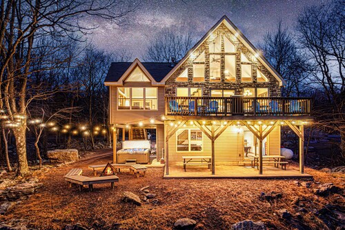 Sleeps 20, Poconos Home - Hot Tub, Fire Pit, Games - Views -Super Spacious