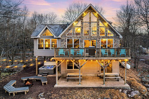 Sleeps 20, Poconos Home - Hot Tub, Fire Pit, Games - Views -Super Spacious
