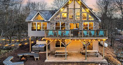 Sleeps 20, Poconos Home - Hot Tub, Fire Pit, Games - Views -Super Spacious