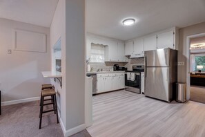 Private kitchen - Charming 2-bedroom house in downtown Concord (Concord)