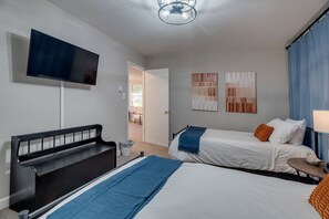 2 bedrooms, iron/ironing board, WiFi, bed sheets - Charming 2-bedroom house in downtown Concord (Concord)