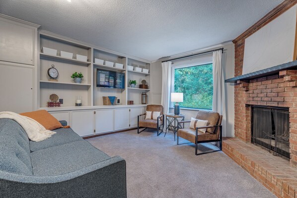 Living area - Charming 2-bedroom house in downtown Concord (Concord)