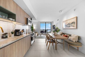 Appartement luxueux, 3 chambres, vue sur la ville | Cuisine privée | Cafétière à espresso, grille-pain, mélangeur, four grille-pain
