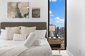 Appartement luxueux, 3 chambres, vue sur la ville | Literie de qualité, fer et planche à repasser, accès au Wi-Fi (inclus)