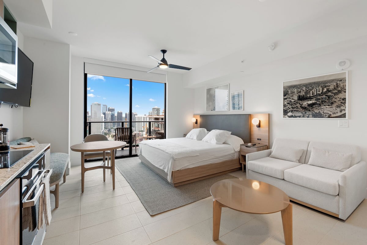 Suíte estúdio superluxo, 1 cama King, vista para o oceano | 1 quarto, roupas de cama premium, ferros/tábuas de passar roupa