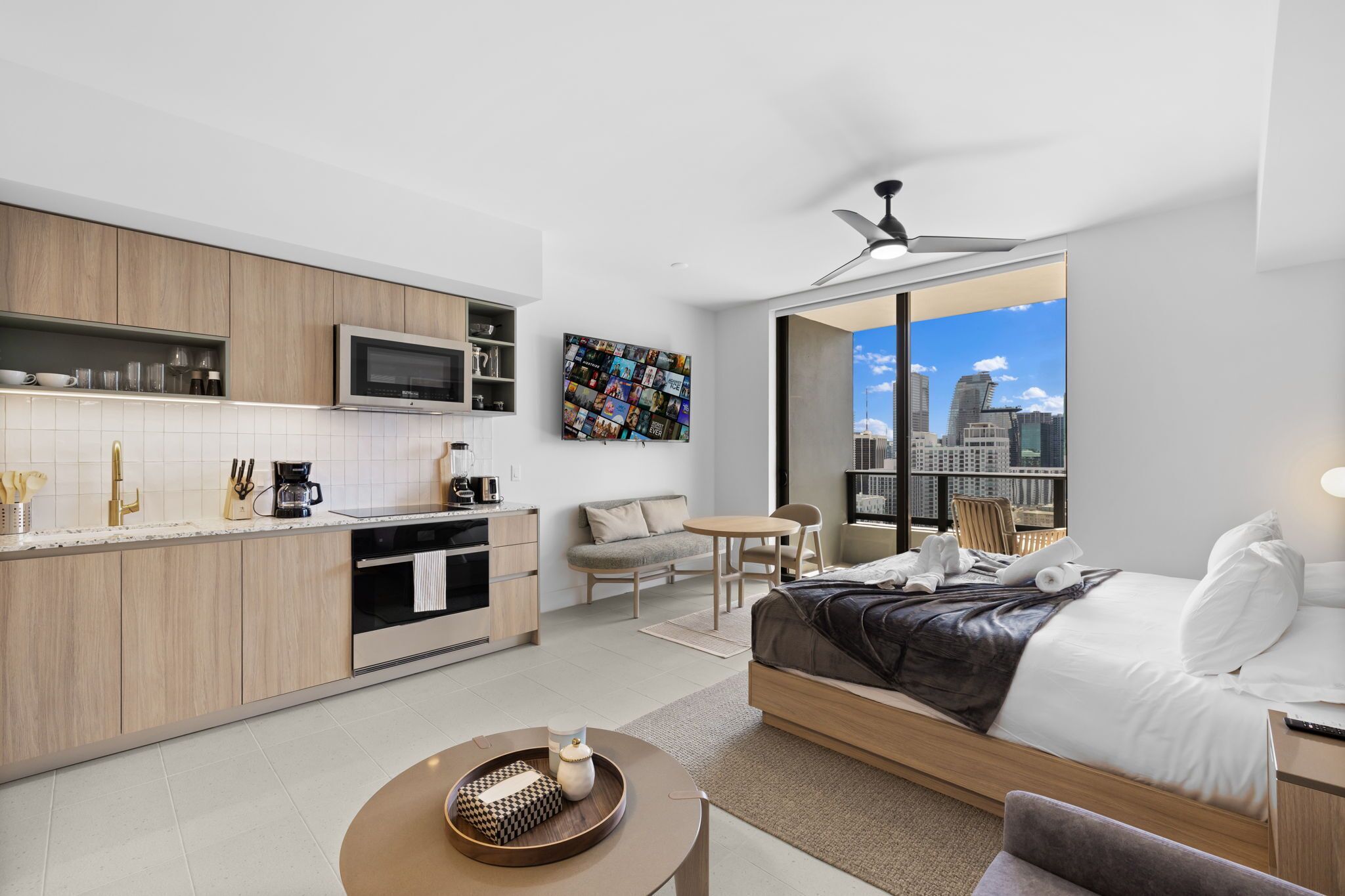 ラグジュアリー スタジオスイート キングベッド 1 台ソファーベッド付き シティビュー | 高級寝具、アイロン / アイロン台、WiFi (無料)、ベッドシーツ