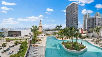 室外游泳池,池畔遮阳伞,日光浴躺椅