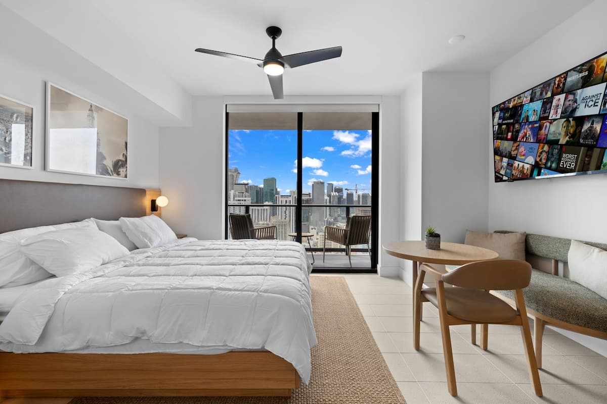 Suíte estúdio superluxo, 1 cama King, vista para a cidade | 1 quarto, roupas de cama premium, ferros/tábuas de passar roupa