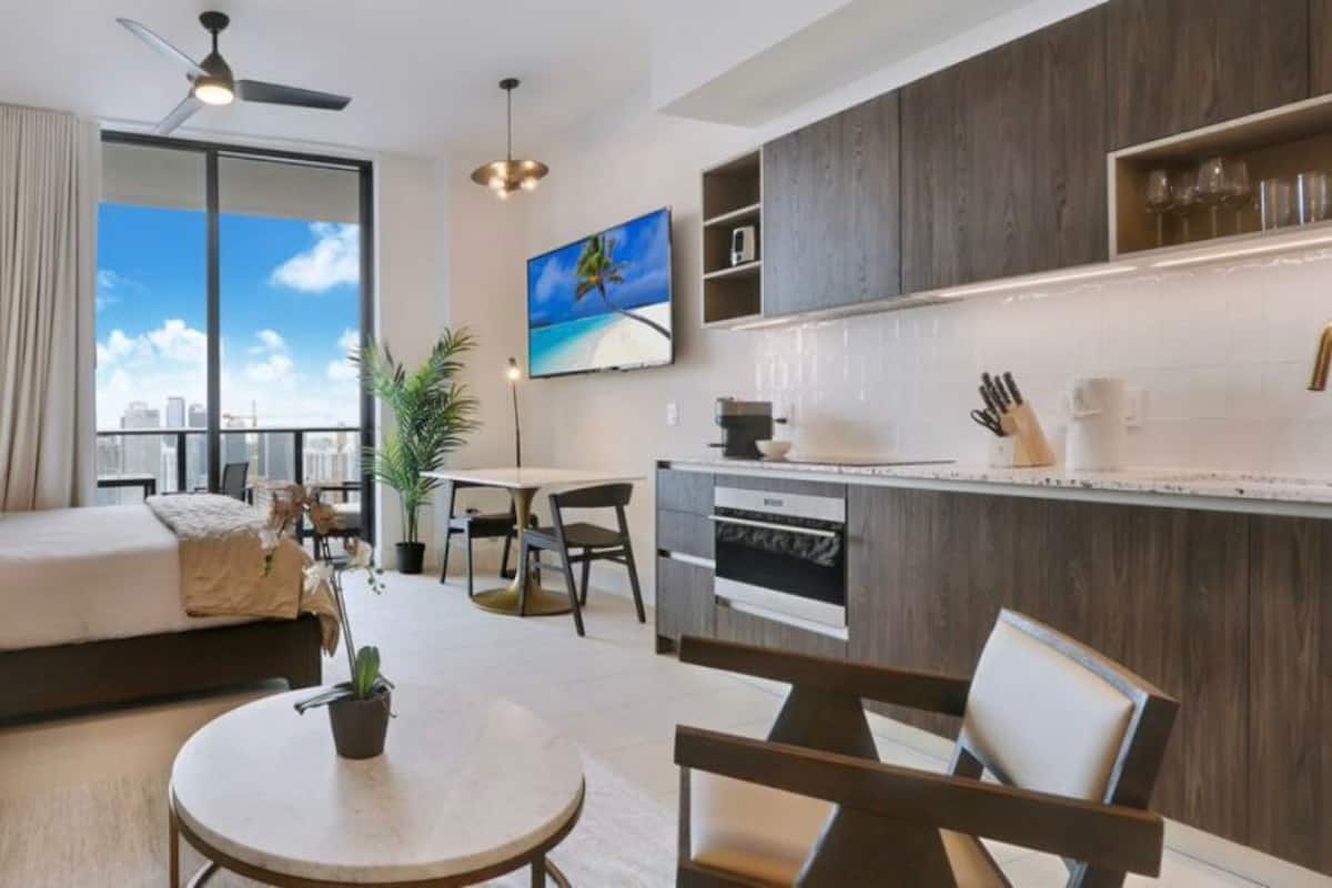 Suíte estúdio superluxo, 1 quarto, vista para a cidade | Área de estar | Smart TV 50 polegadas com canais a cabo