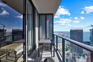 Studio Suite Mewah, 1 kamar tidur, pemandangan kota | Balkon