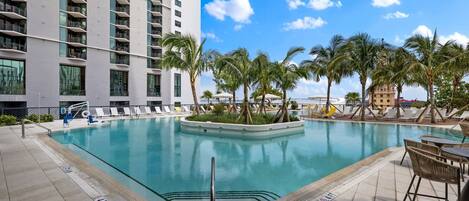 Piscine extérieure, parasols, chaises longues