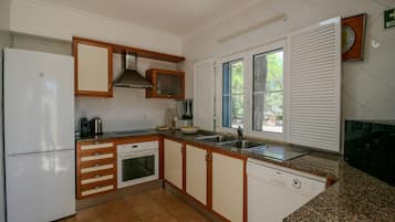 Een koelkast, een magnetron, een oven, een vaatwasser