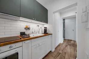 Fridge, oven, stovetop, dishwasher