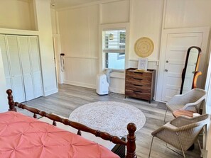 3 habitaciones, escritorio y tabla de planchar con plancha
