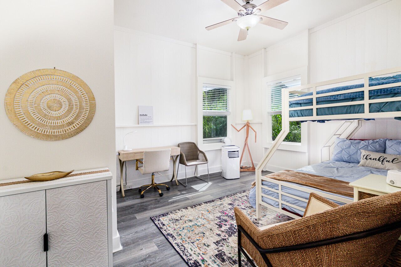 3 dormitorios, escritorio, tabla de planchar con plancha y cuna de viaje