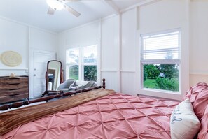 3 slaapkamers, een bureau, een strijkplank/strijkijzer, reisbedje
