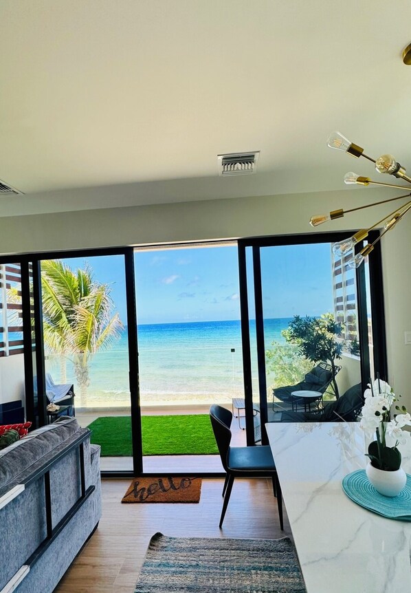 Exclusive Penthouse, 2 Bedrooms, 2 Bathrooms, Sea Facing | Living area | Books