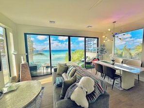 Exclusive Penthouse, 2 Bedrooms, 2 Bathrooms, Sea Facing | Living area | Books