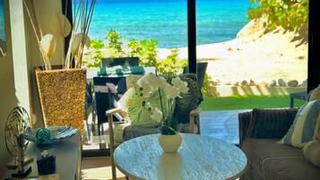 Luxury Apartment, 2 Bedrooms, 2 Bathrooms, Sea View | Living area | Books