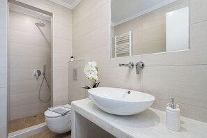 Shower, hair dryer, towels, soap - BHS Bonita Suite: Where Luxury Meets the Magic of Santorini! (Fira)
