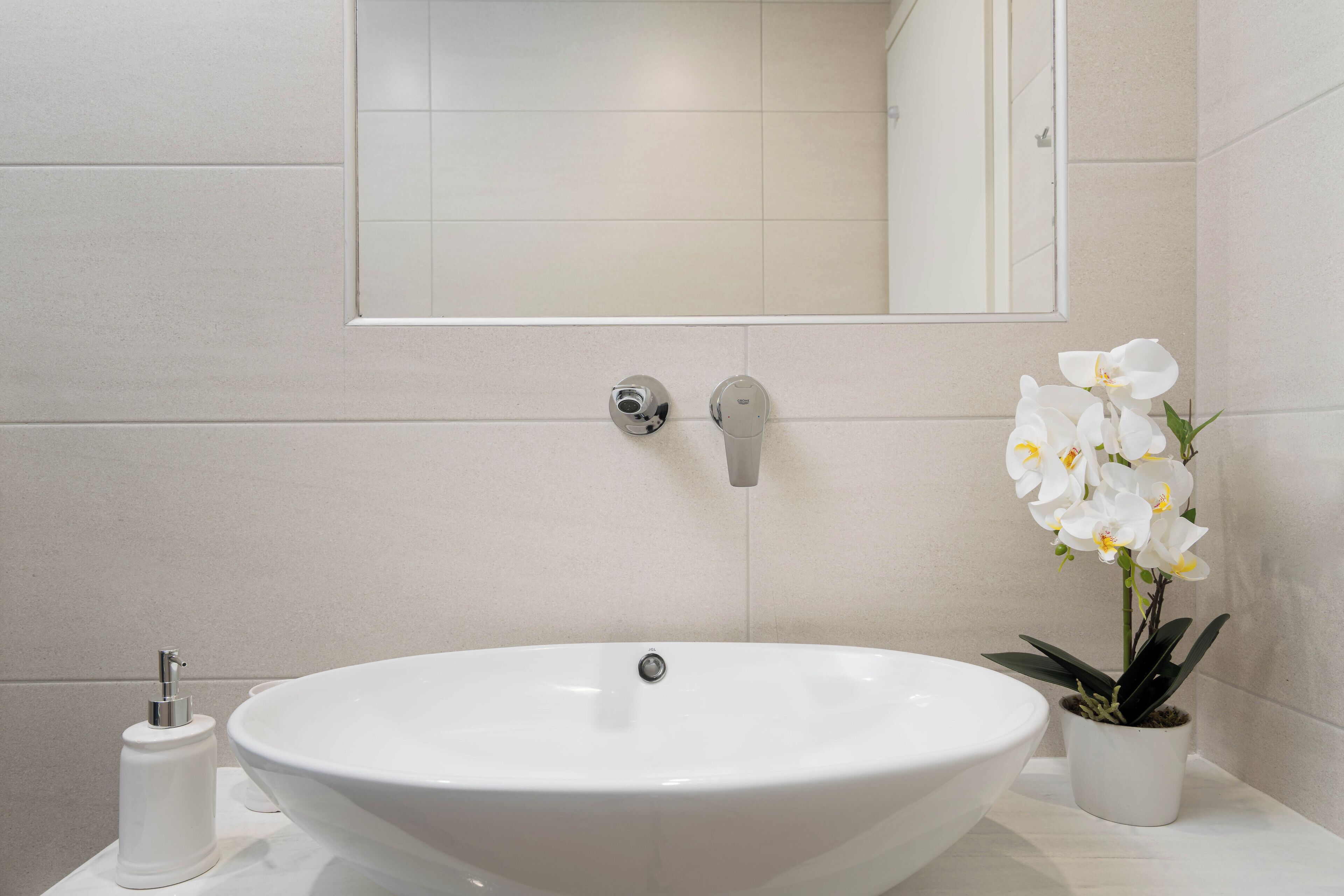 Douche, sèche-cheveux, serviettes fournies, savon