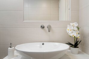 Dusche, Haartrockner, Handtücher, Seife