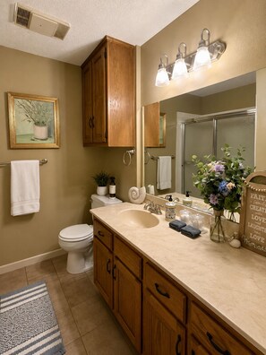 Shower, hair dryer, towels, soap - Country Comfort - Spacious Brownwood Home (Early)