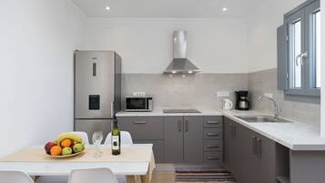 Réfrigérateur, micro-ondes, plaque de cuisson, cafetiÚre/bouilloire