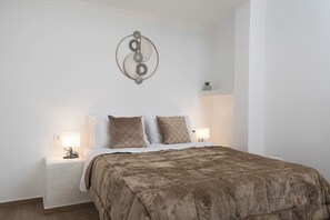 1 camera, una cassaforte in camera, una scrivania, ferro/asse da stiro