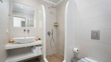 Douche, sĂšche-cheveux, serviettes fournies, savon