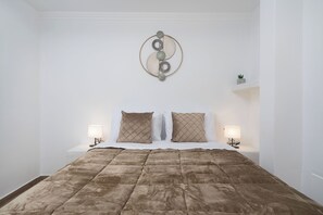 1 sovrum, värdeförvaringsskåp på rummet och skrivbord