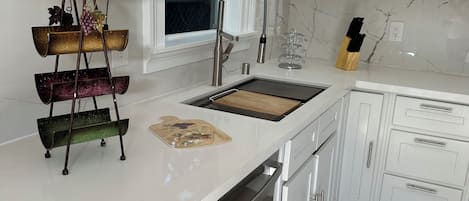 Microondas, horno, parrilla de estufa y lavavajillas