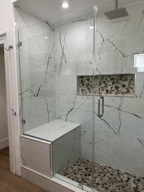 Dusche, Haartrockner, Handtücher, Seife