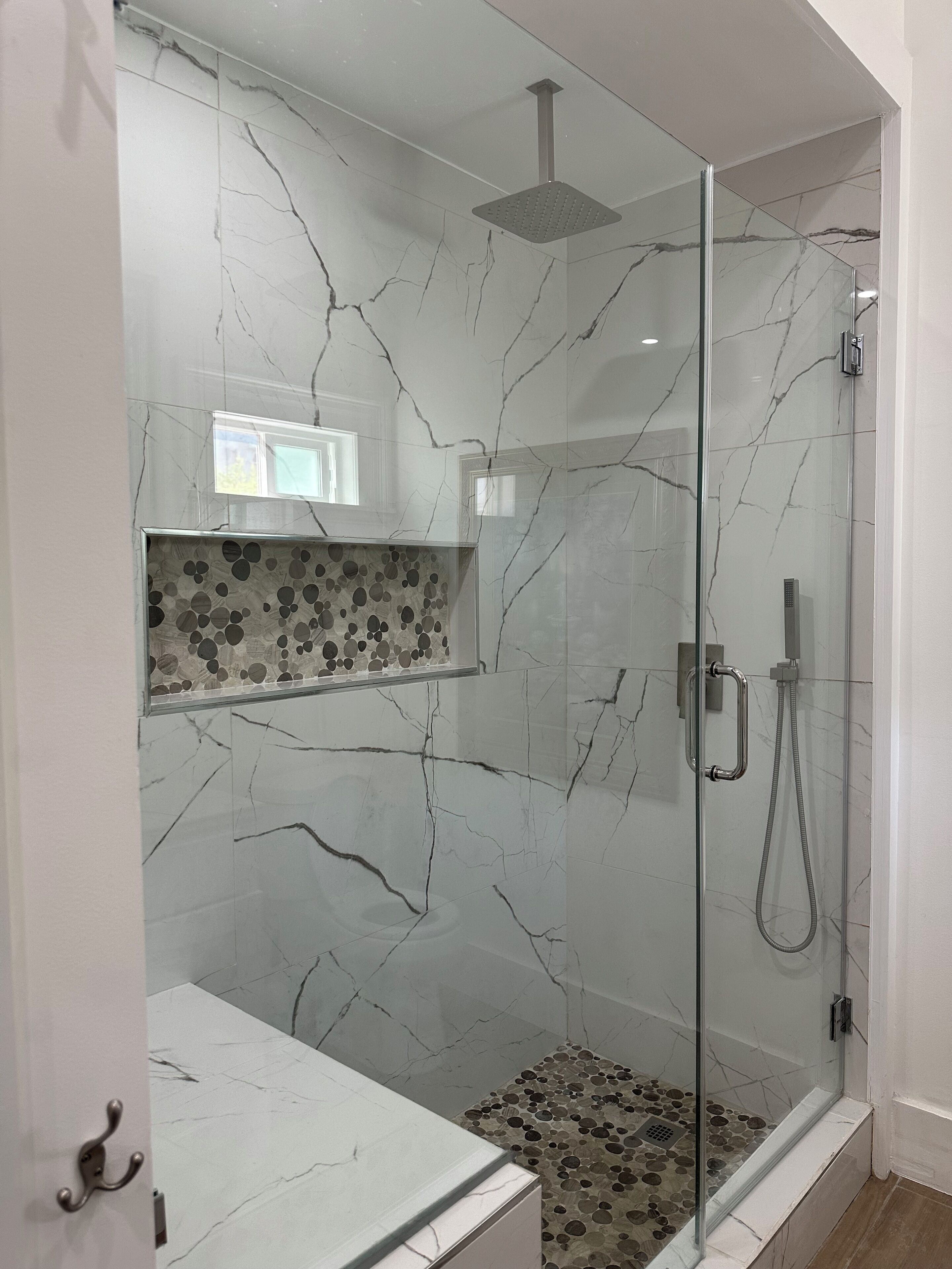 Dusj, hårføner, håndklær og såpe