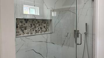 Dusj, hårføner, håndklær og såpe