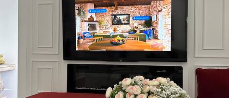 Smart TV y chimenea